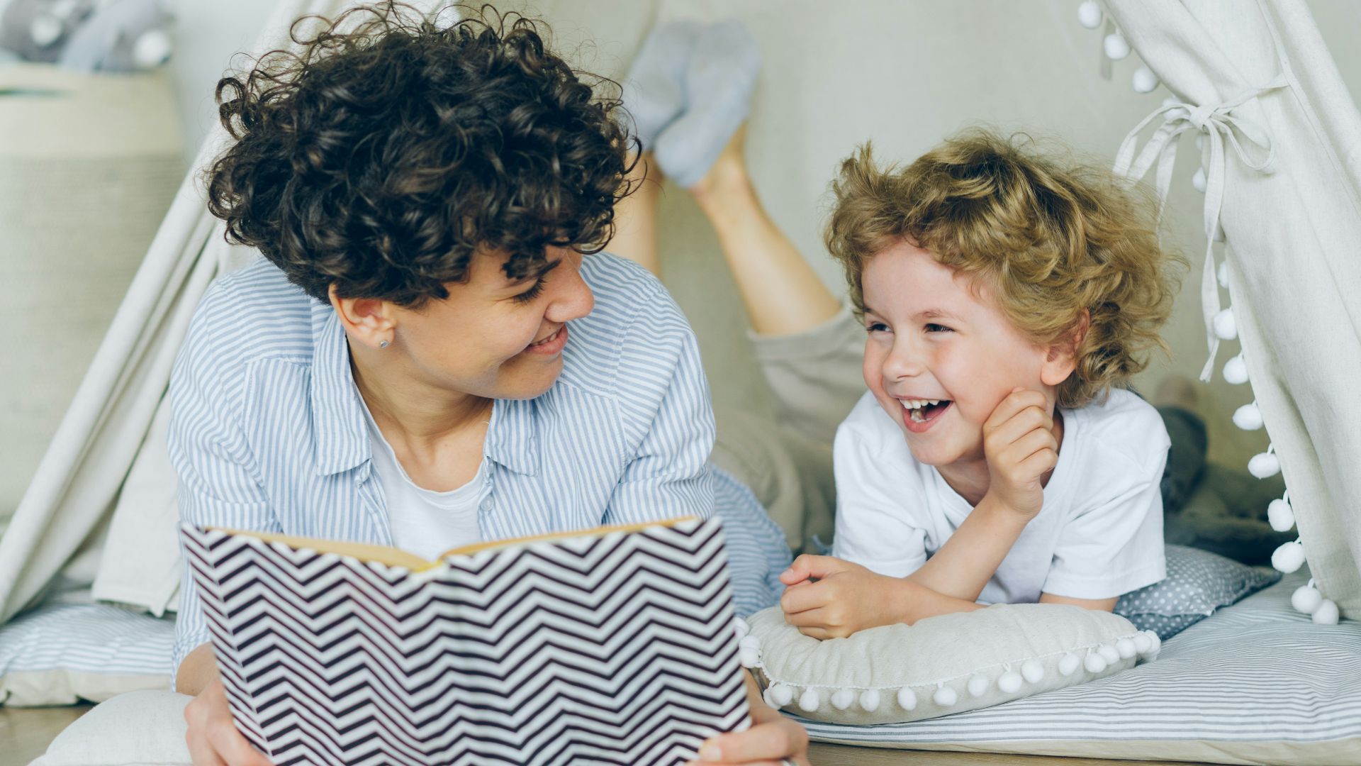 10 avantages d’élever un enfant curieux et 10 façons de nourrir son sens de l’émerveillement
