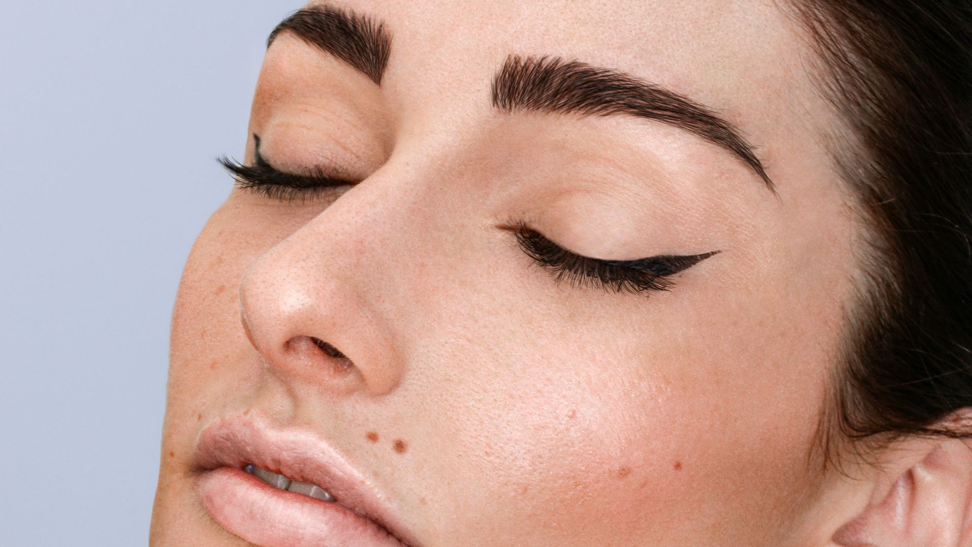 10. Sourcils trop froncés