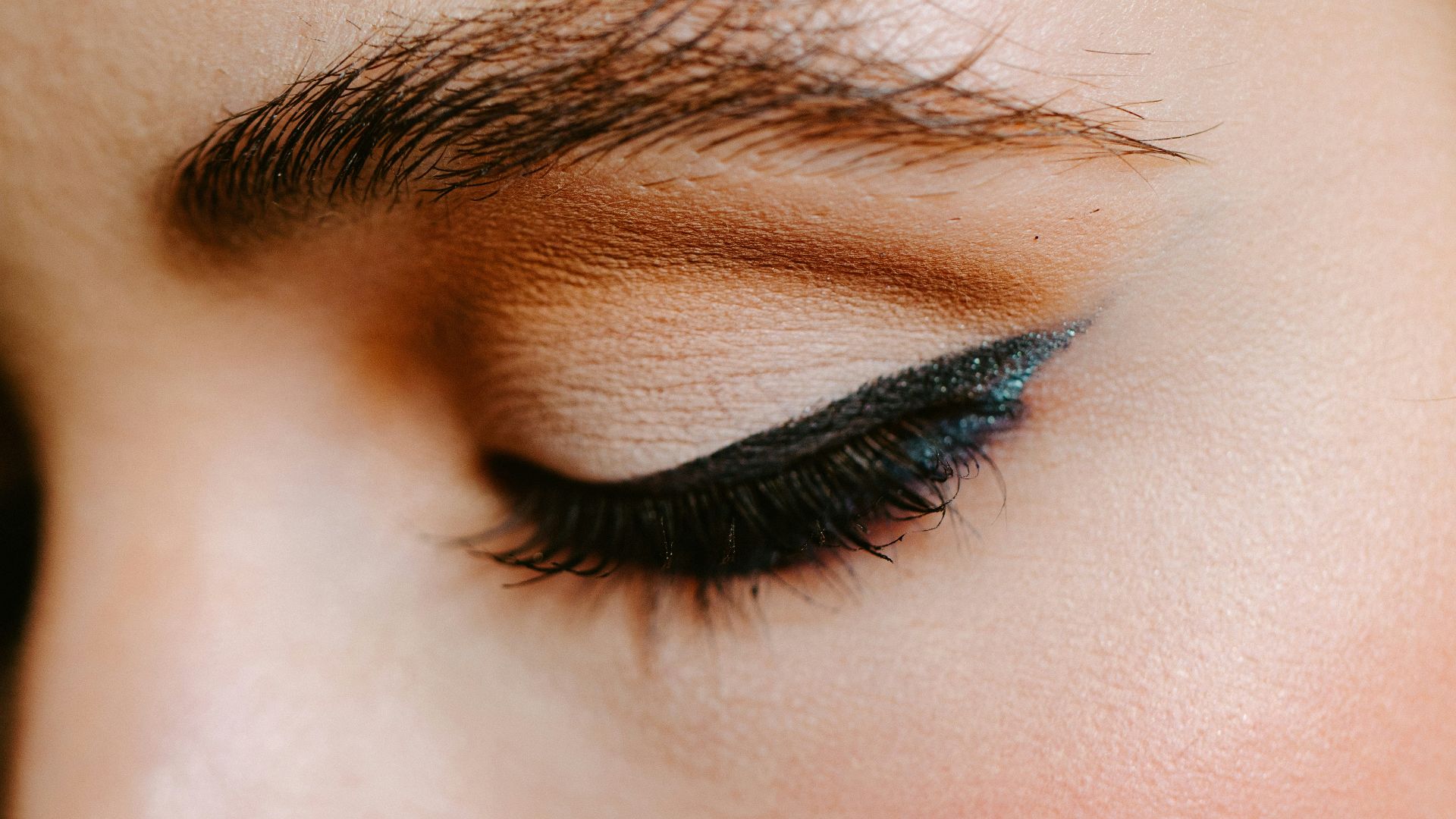 4. Eyeliner subtil