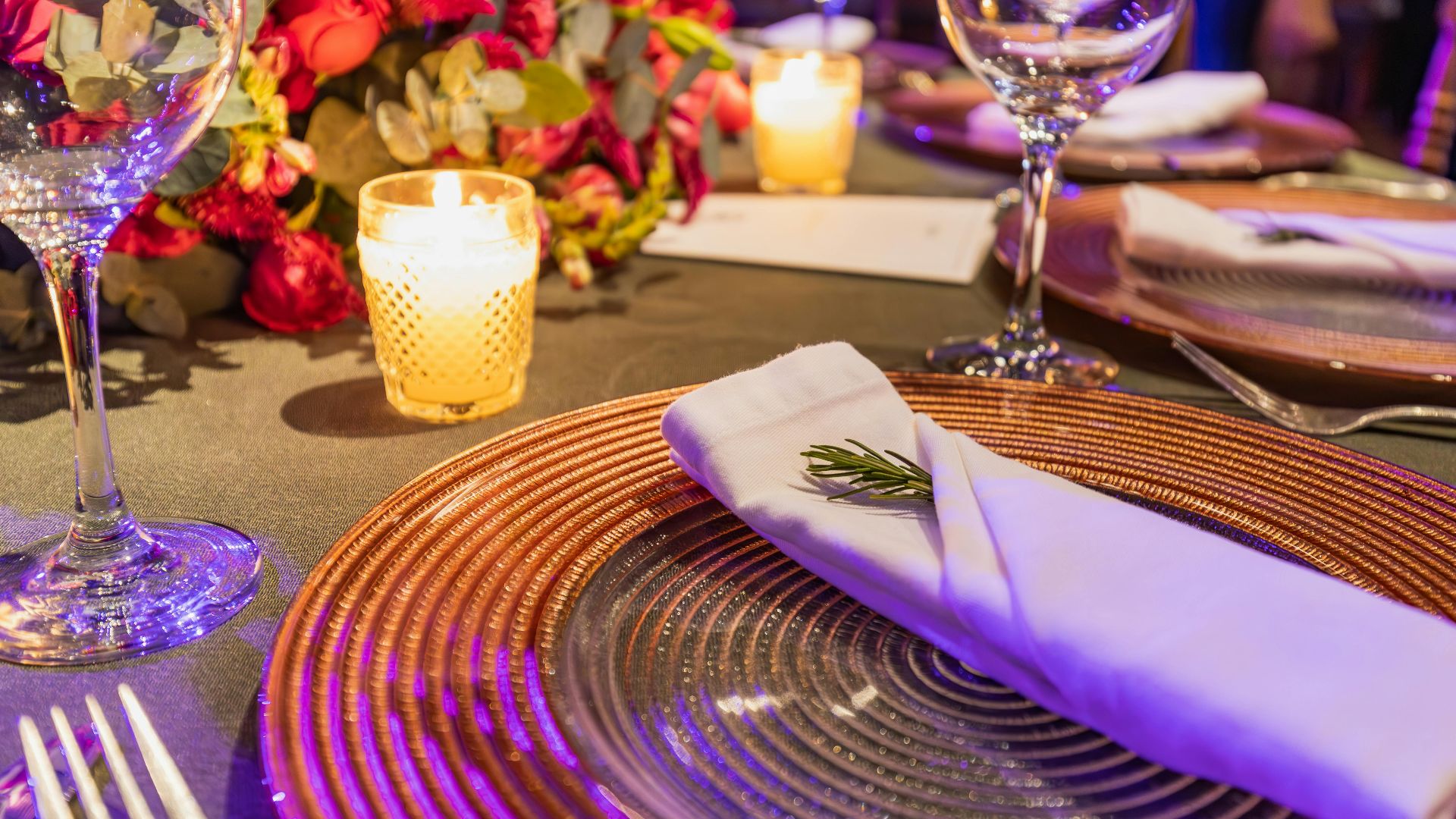 1. Des tables aux couleurs chatoyantes, avec des pierres précieuses en guise d'accents