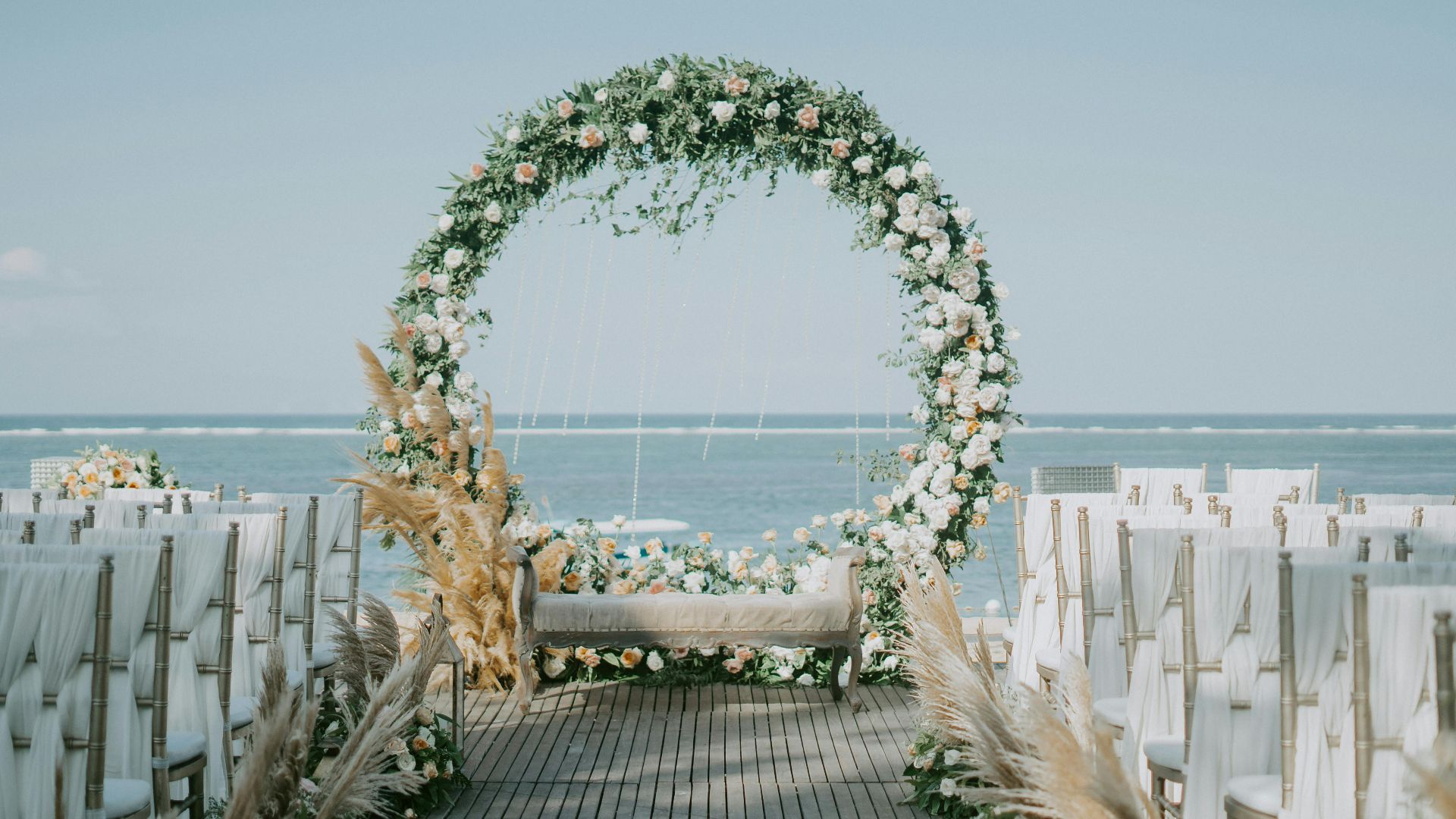 3. Arche de cérémonie massive à feuilles persistantes