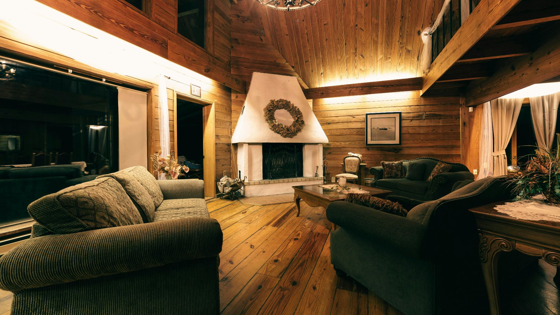 18. Salon confortable avec écrans de fausse cheminée