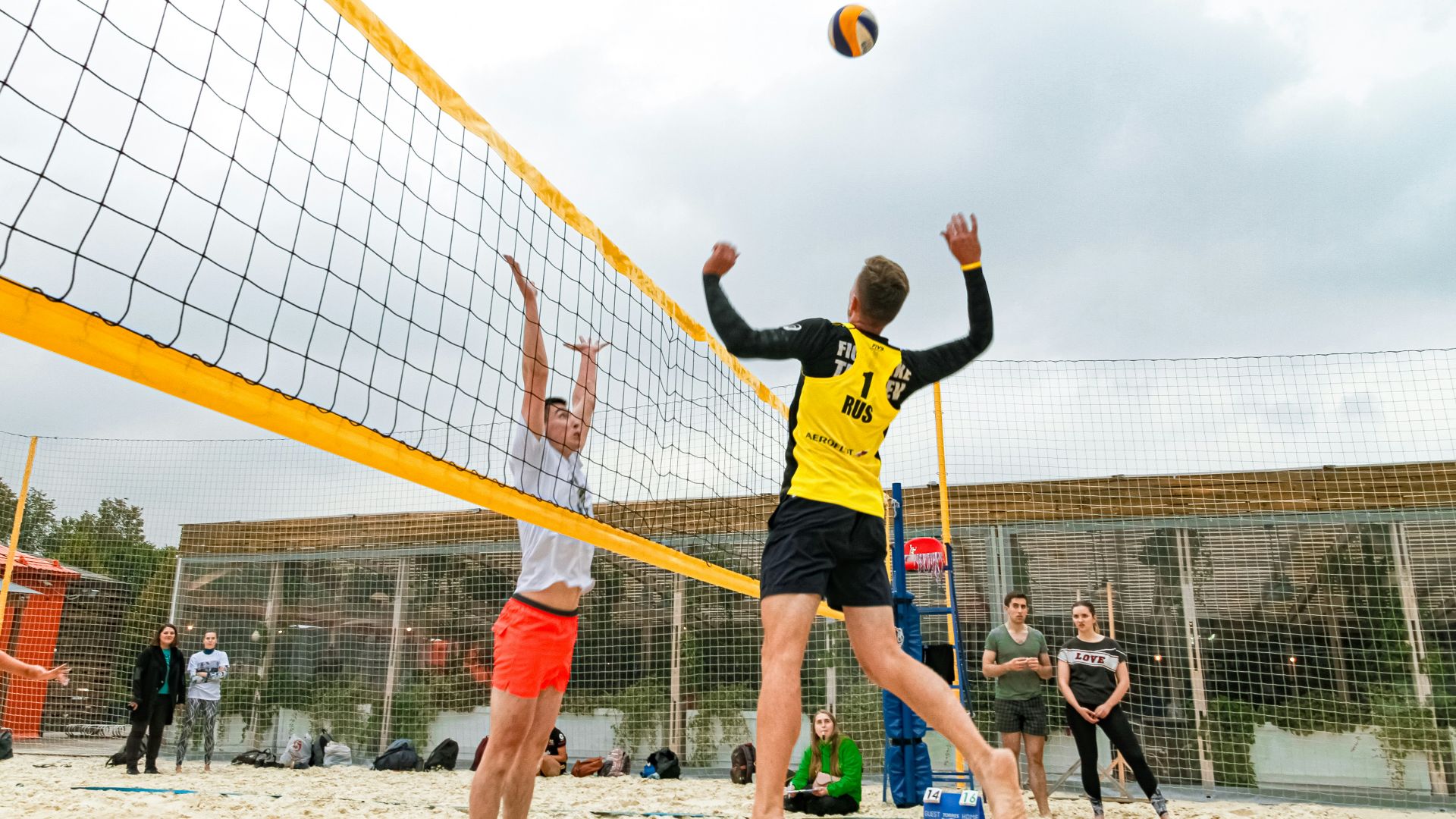 14. Volley-ball