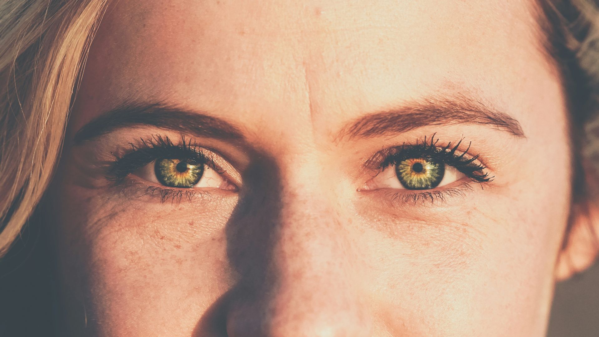 13. Croiser les yeux, c'est les bloquer