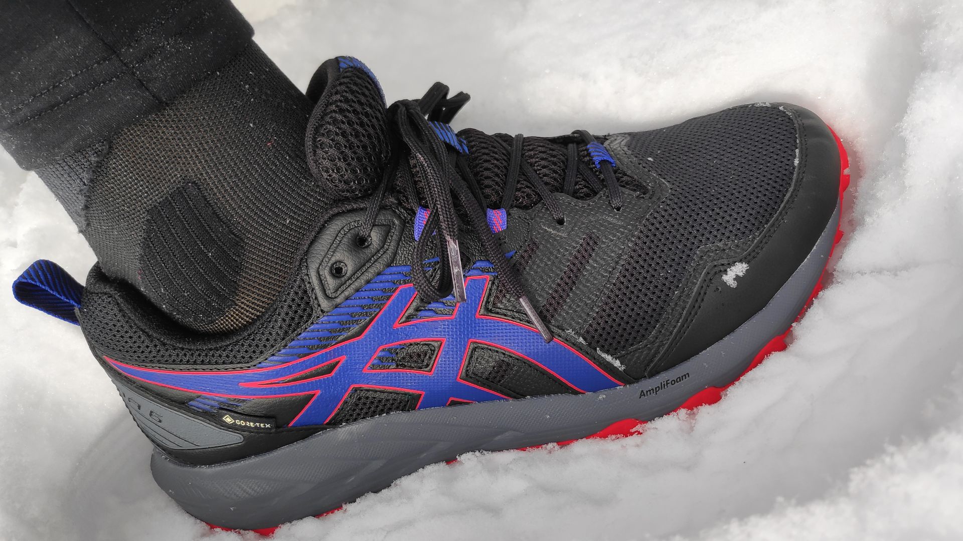 19. La division Trail d'Asics a contribué à populariser les crampons agressifs sur les semelles extérieures