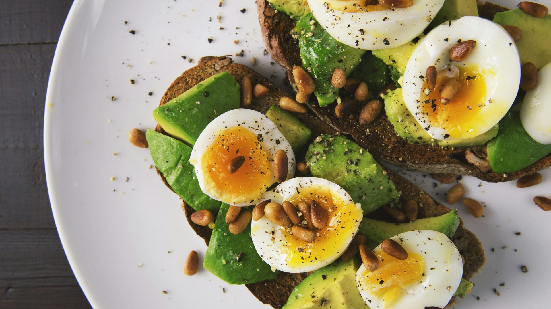 6. Ajoutez un demi-avocat ou des noix 