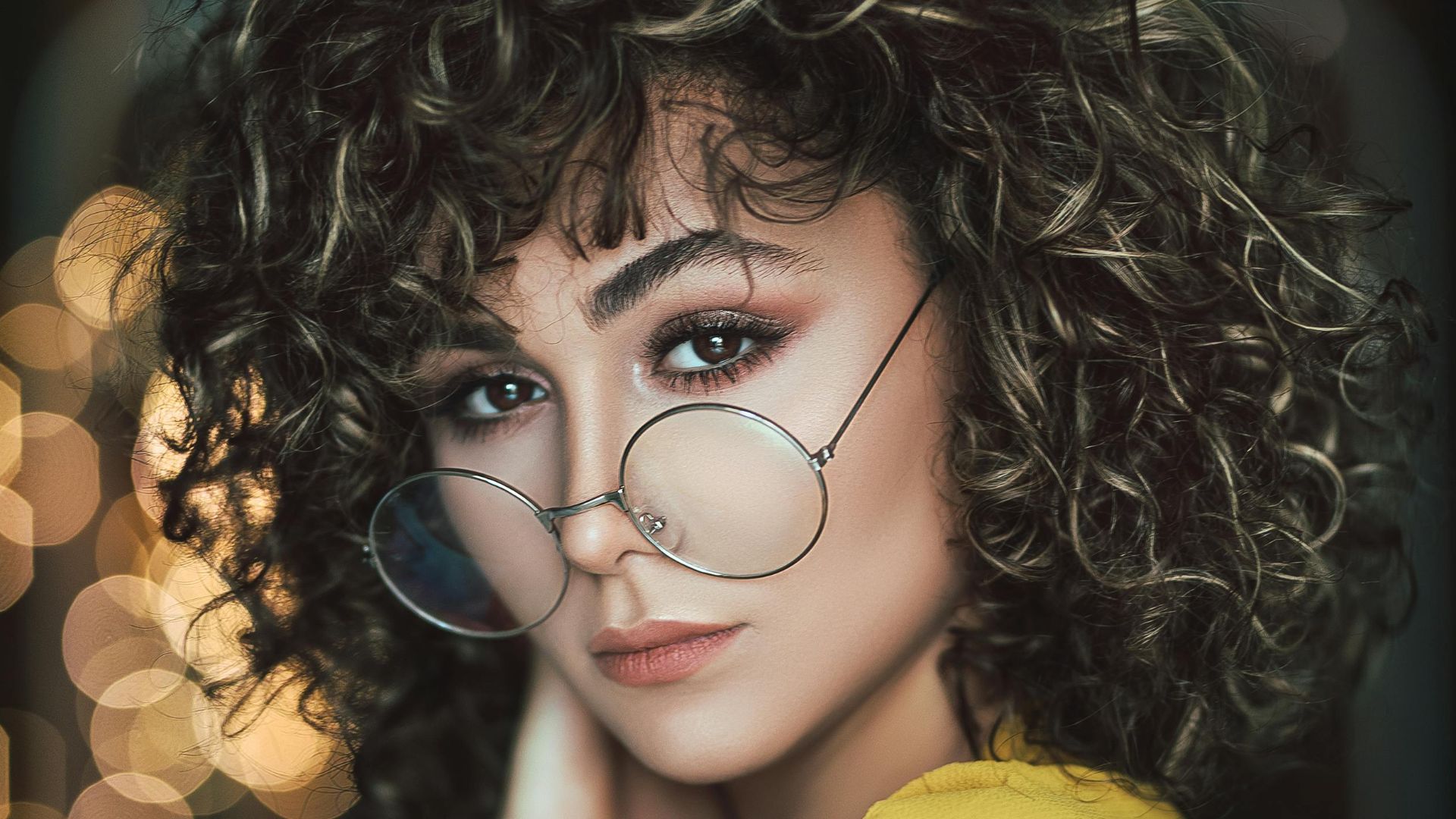 20 façons de rendre les cheveux épais plus faciles à coiffer