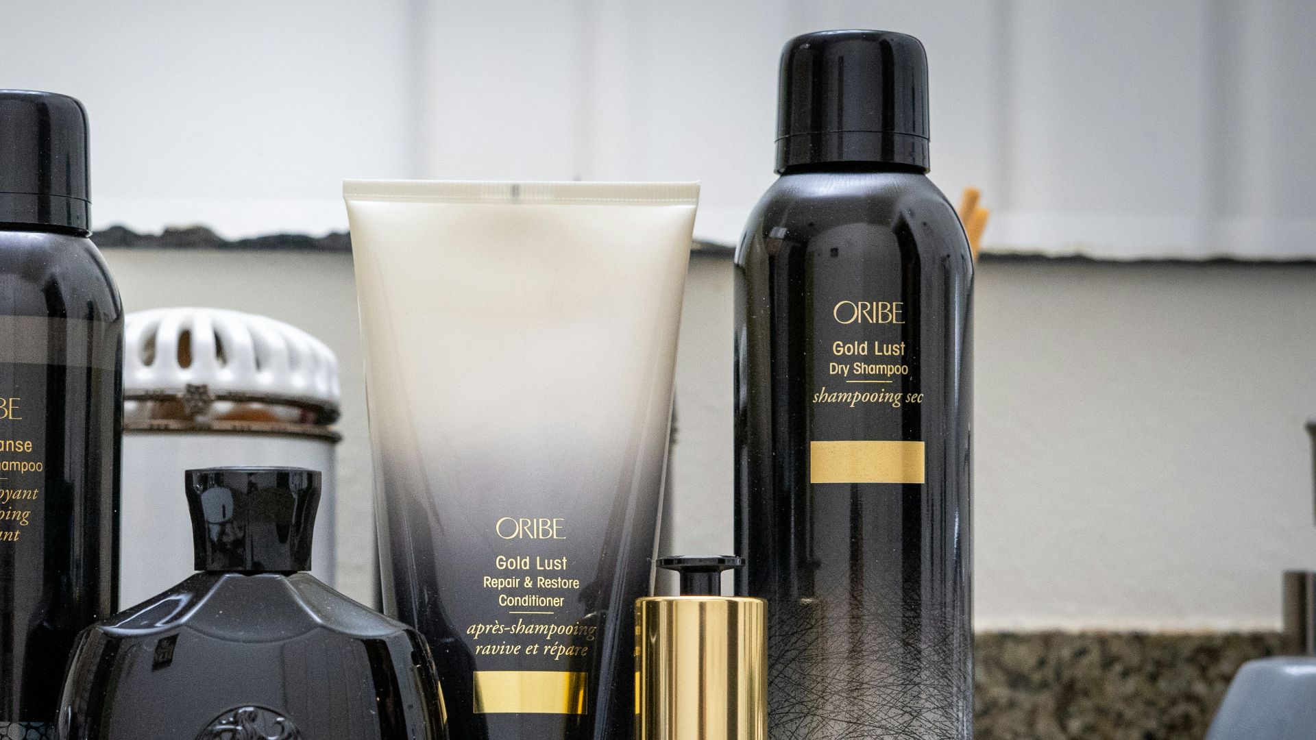 1. Lavez-les avec un shampoing sec 