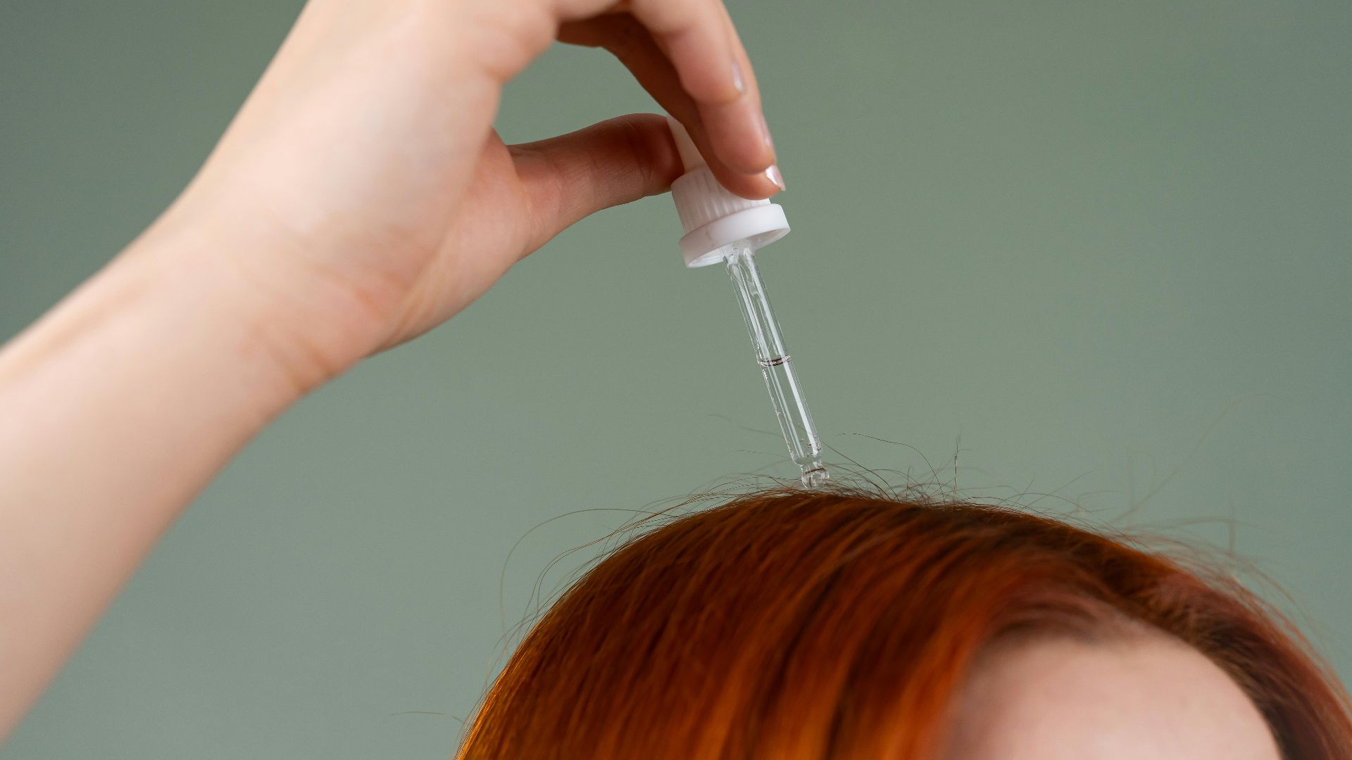 9. Appliquez un sérum anti-frisottis 