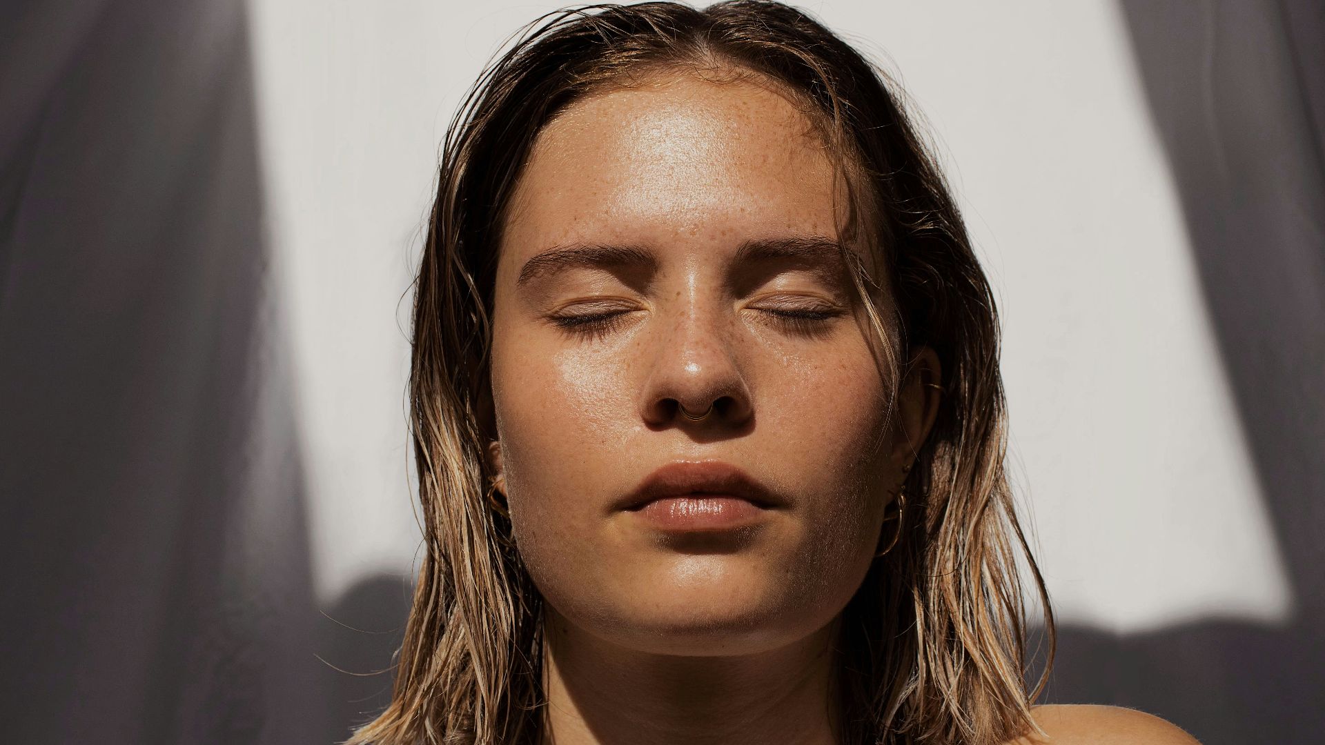 17. Séchez vos cheveux à l'air libre de manière stratégique 