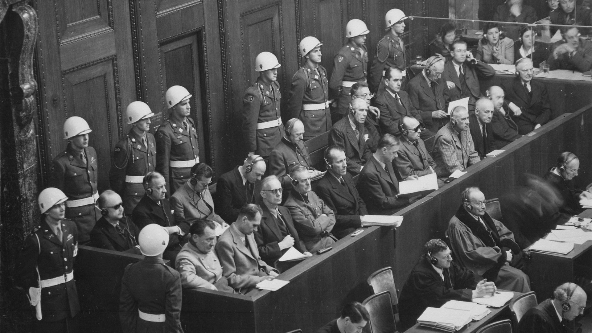 10. Les tribunaux chargés de juger les crimes de guerre établissent des normes internationales