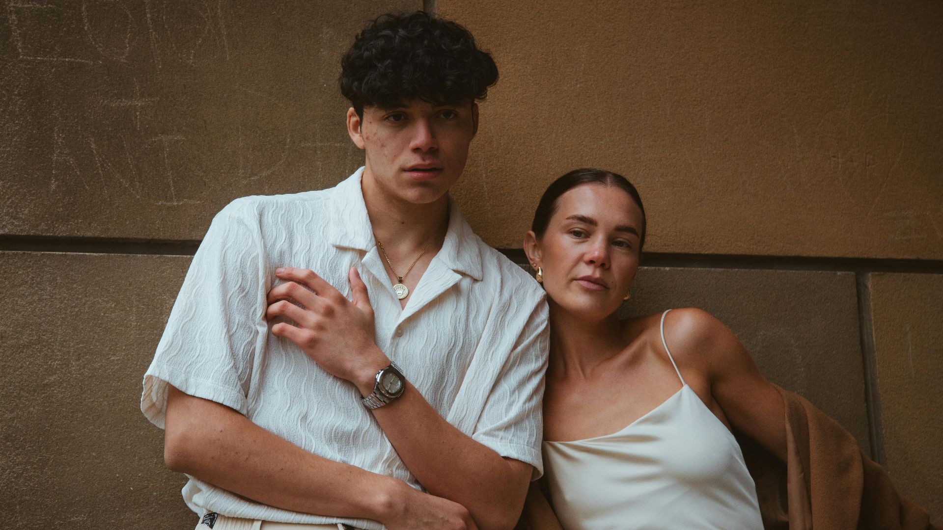 10 superbes tenues que les femmes peuvent porter pour les photos de famille et 10 pour les hommes