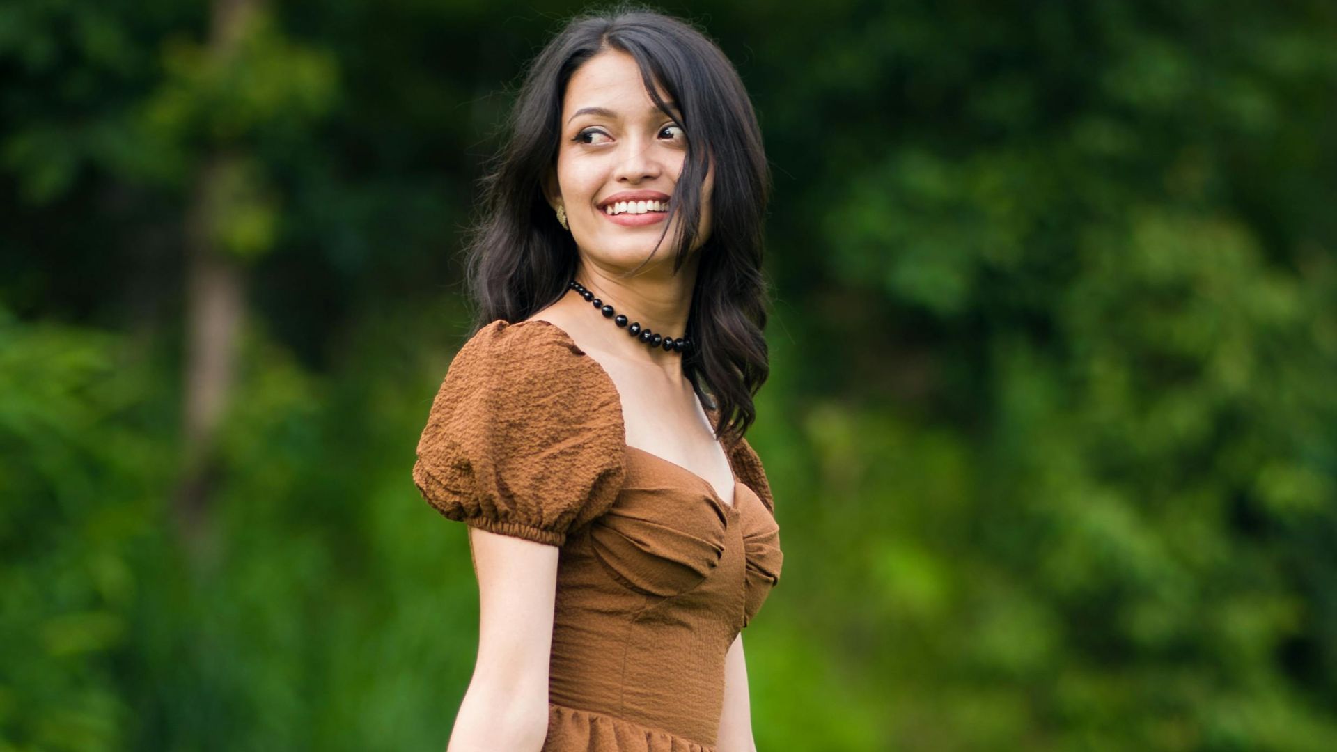 2. Robe midi structurée aux tons terreux