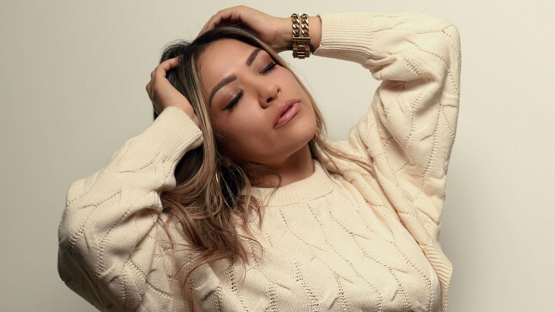 3. Pull en maille crème avec pantalon ajusté