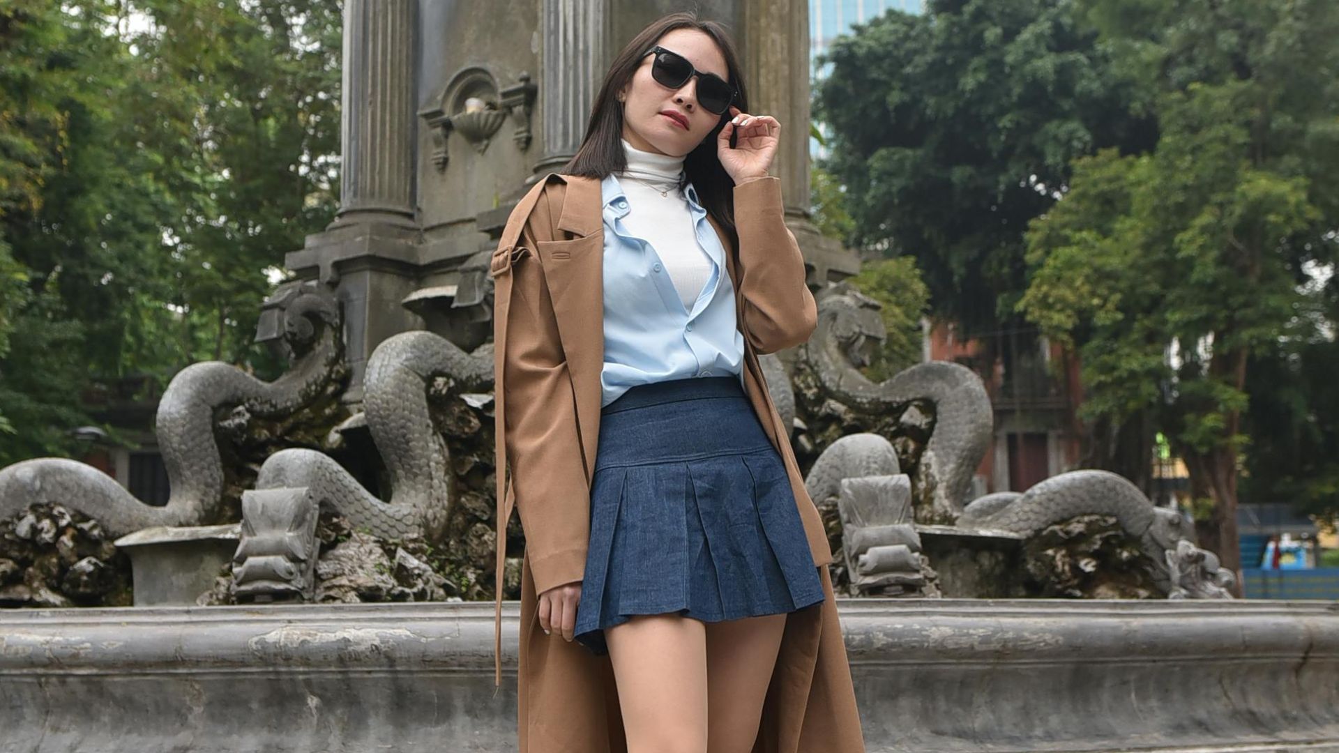 8. Col roulé en cachemire avec jupe plissée