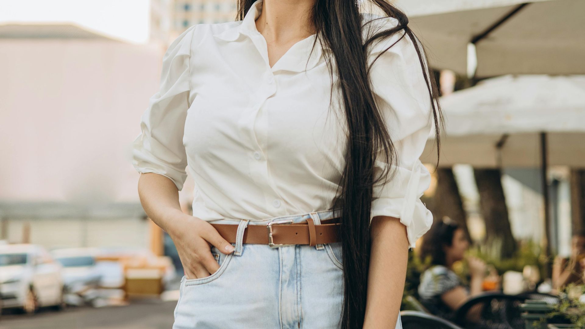 9. Chemise en lin boutonnée avec un jean blanc