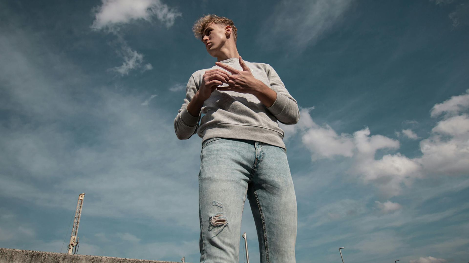 2. Henley gris clair avec un jean foncé