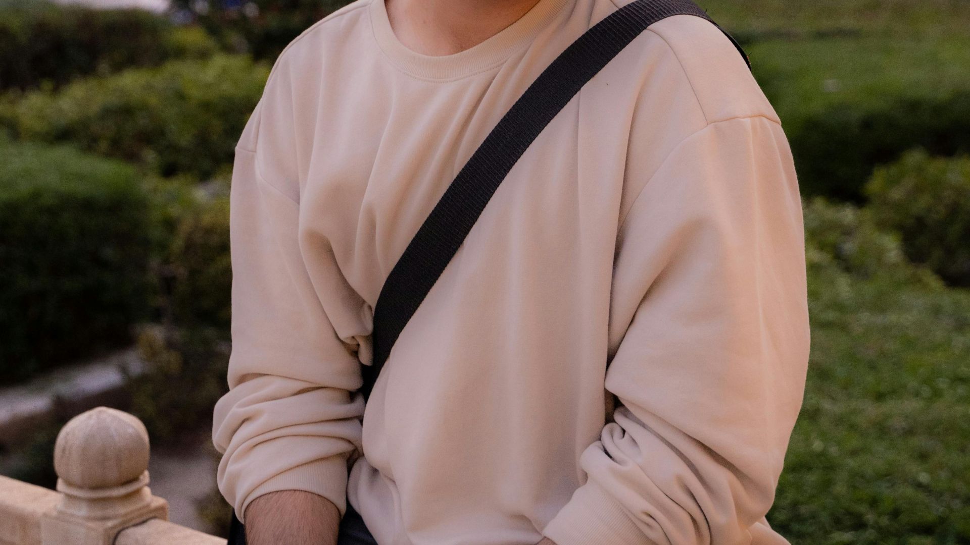 3. Chemise blanche boutonnée avec pull camel