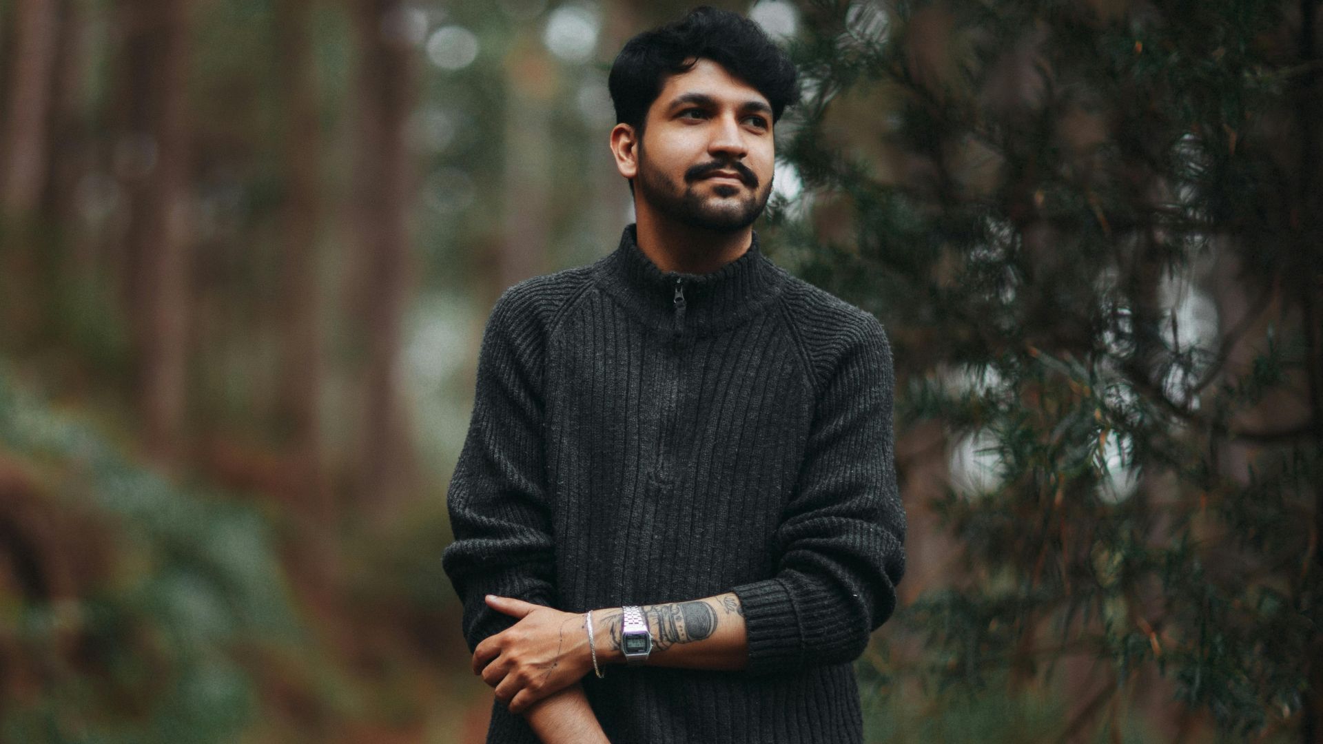 4. Pull à col rond anthracite avec pantalon noir