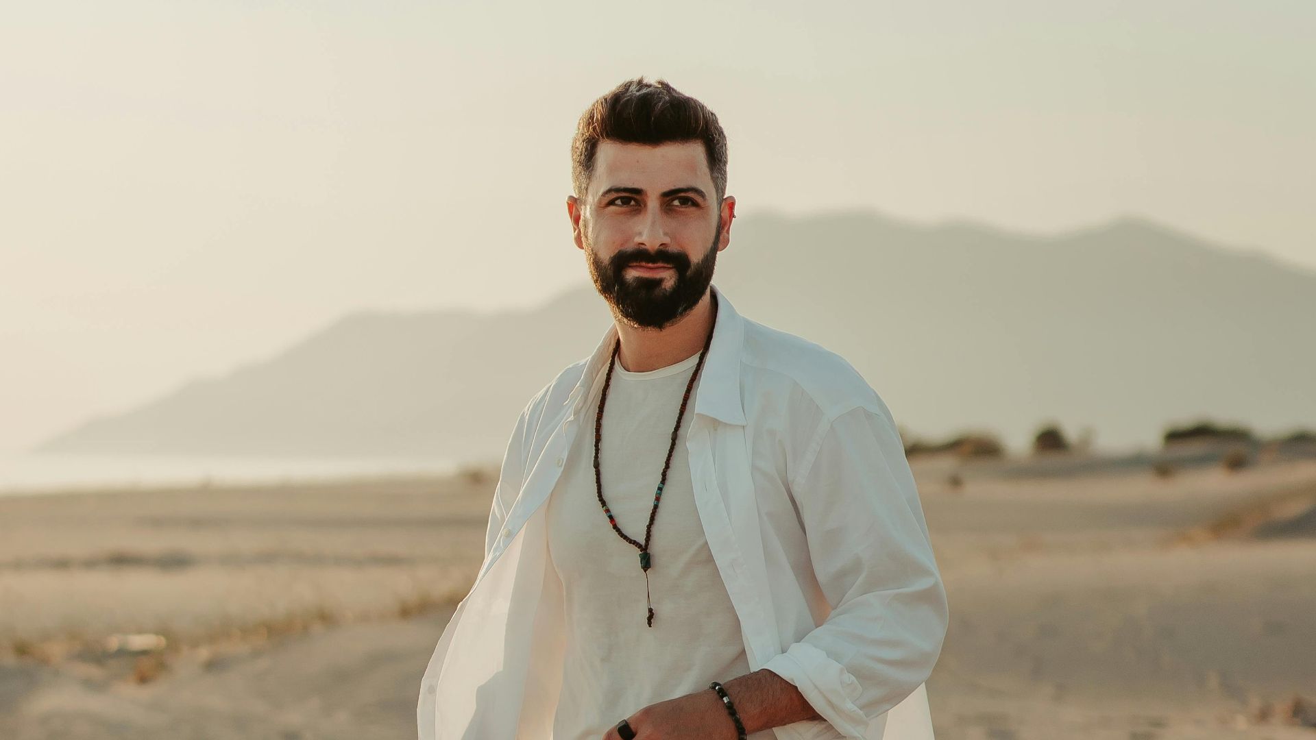 5. Chemise en lin beige avec pantalon olive