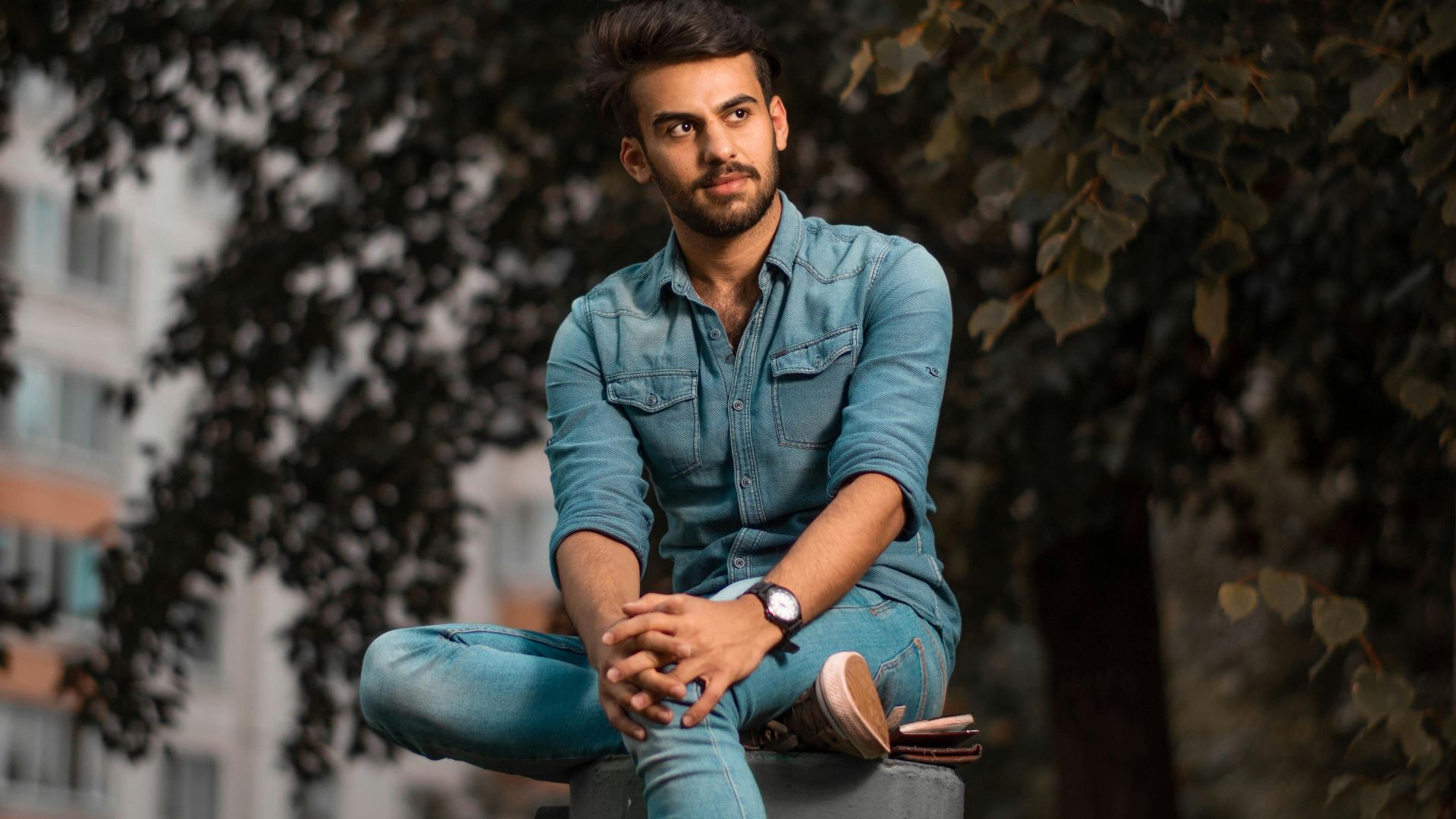 6. Chemise en jean avec un jean délavé