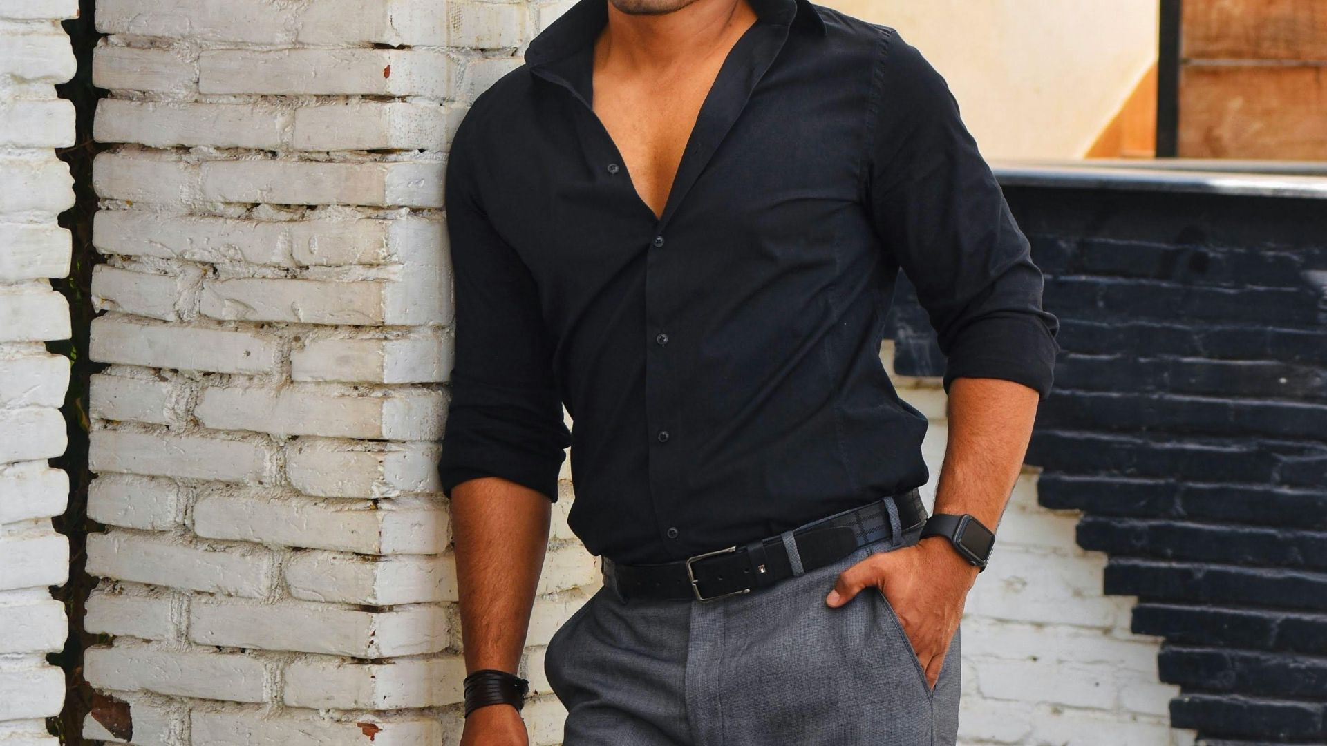 7. Polo noir avec pantalon gris