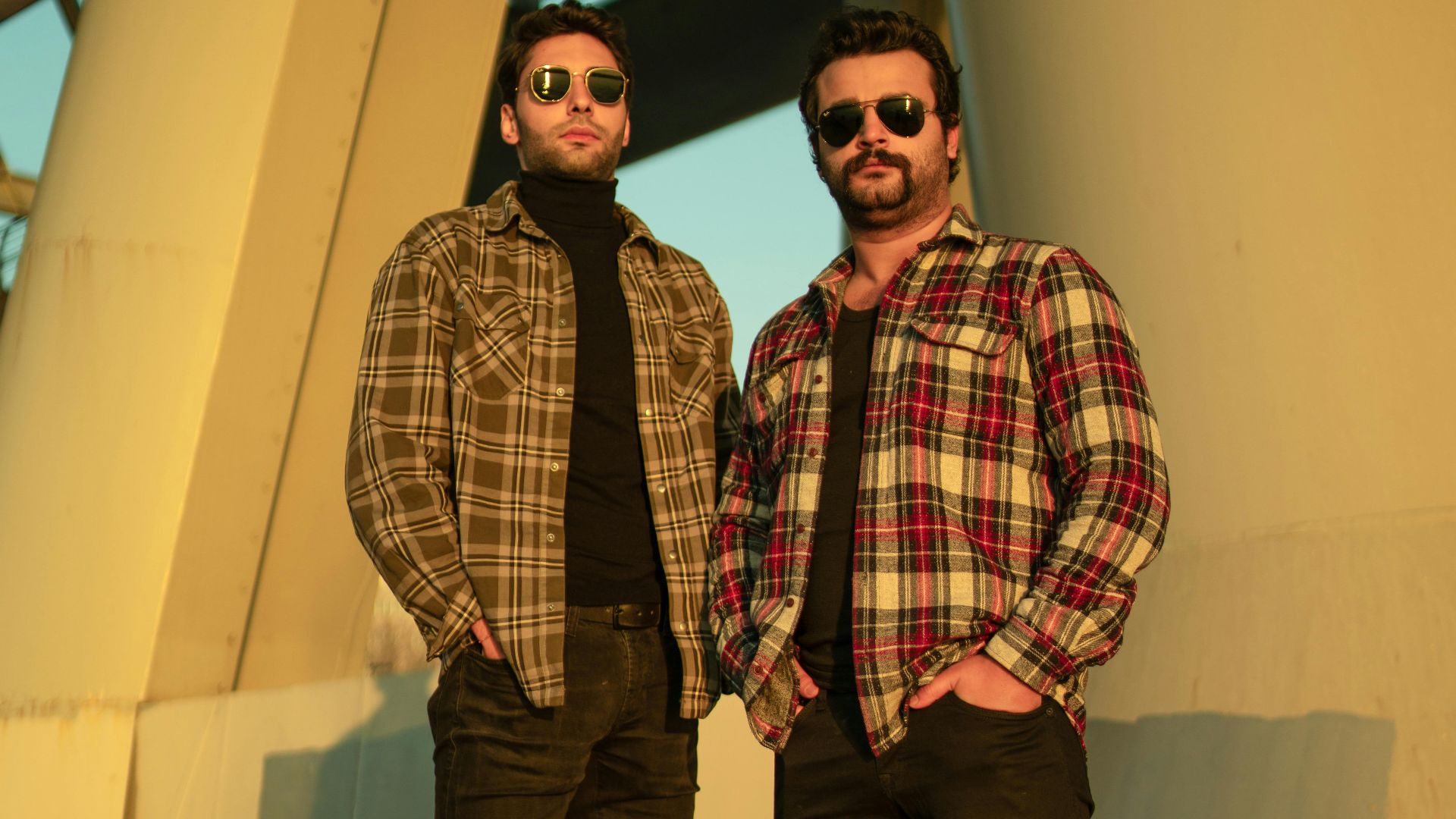 8. Chemise à carreaux en flanelle avec un pantalon chino foncé