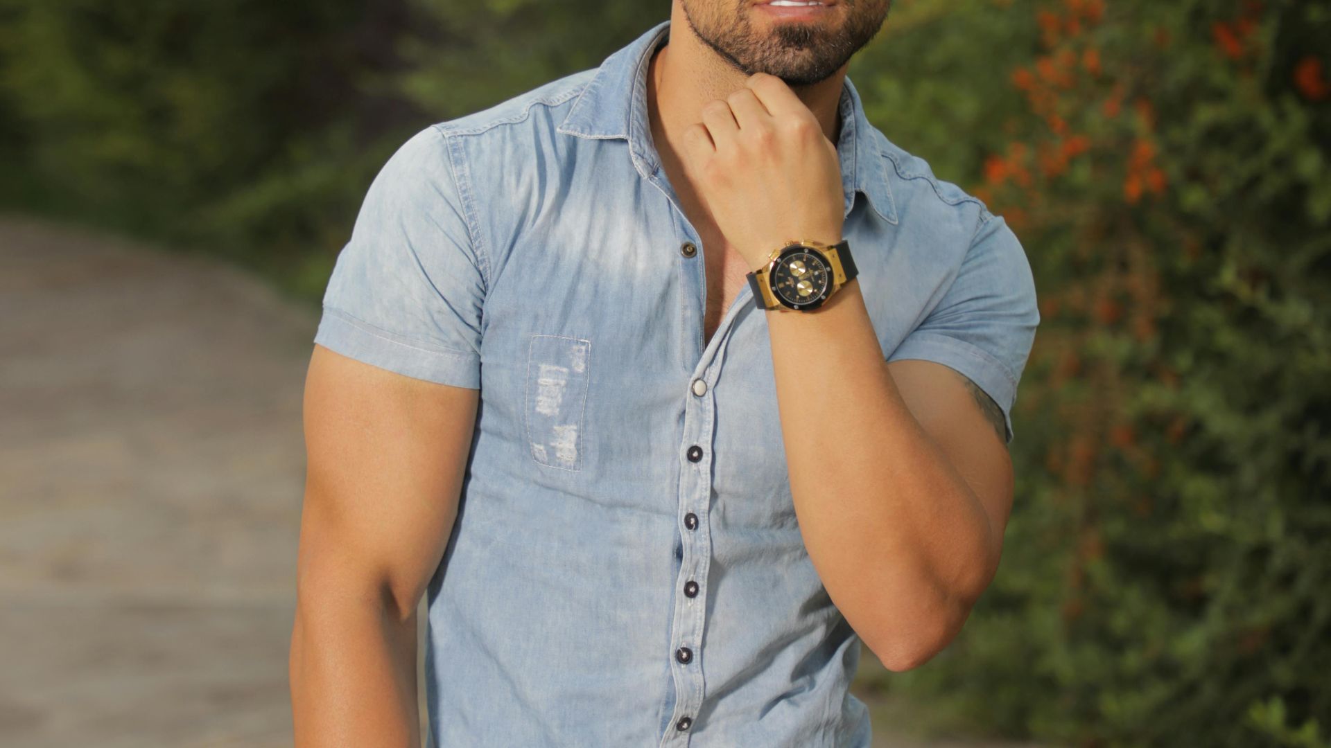 10. Chemise bleu clair boutonnée avec pantalon de costume beige