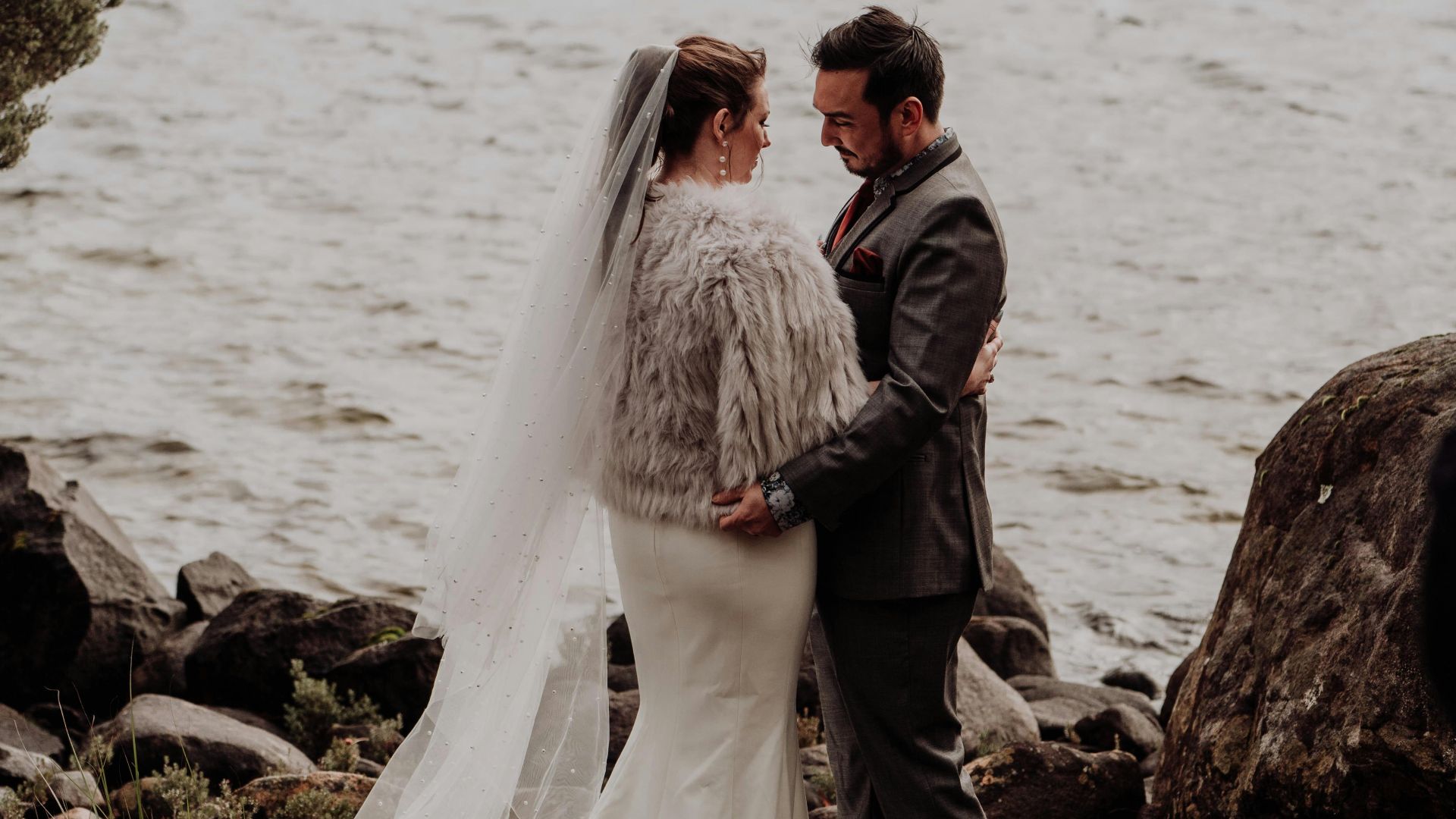 4. Commandez un manteau de mariée sur mesure en fourrure de renard blanc 