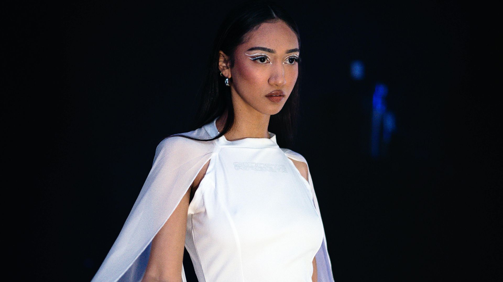 7. Optez pour une cape d'opéra en velours blanc hivernal