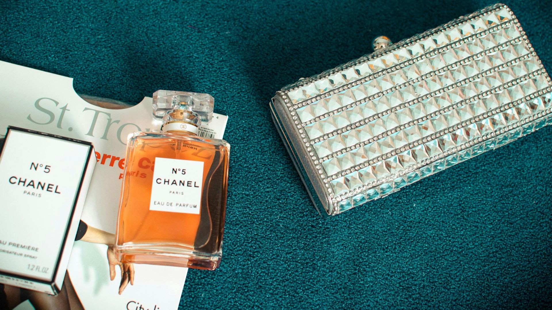 9. Emportez une pochette chauffante ornée de cristaux