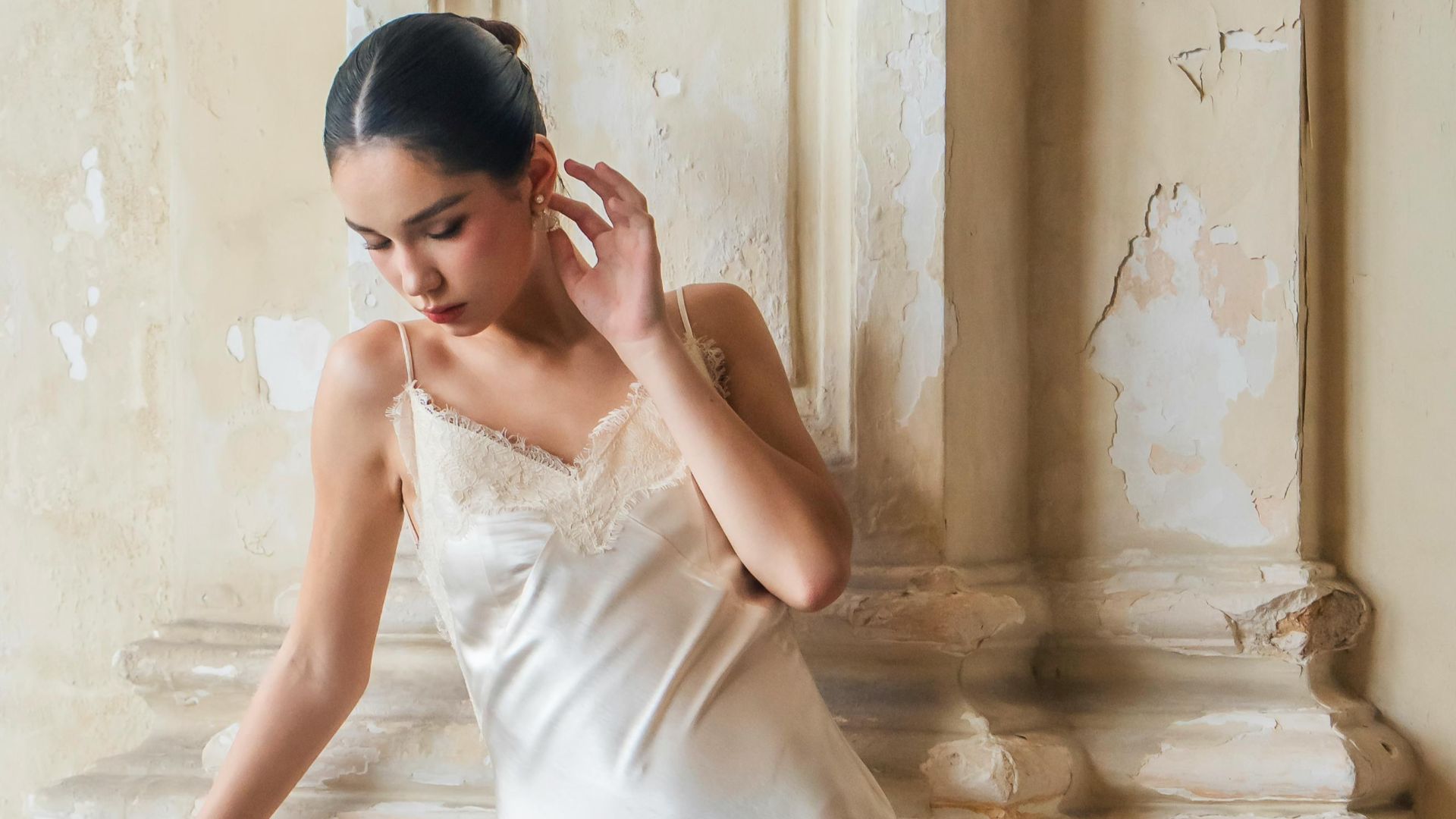 11. Portez une cape longue bordée de satin