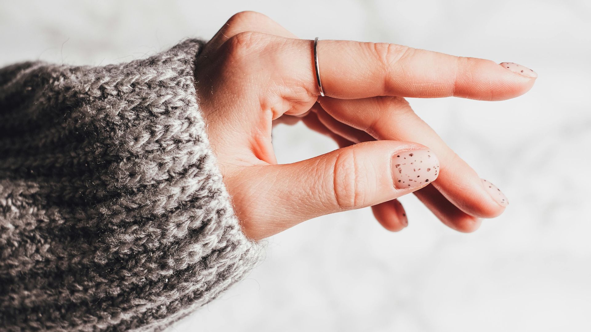 12. Ajoutez des chauffe-poignets cachés tricotés en cachemire 