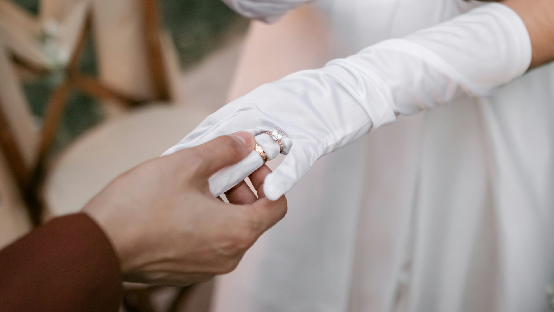 16. Choisissez des gants en cuir kid qui montent au-dessus du coude