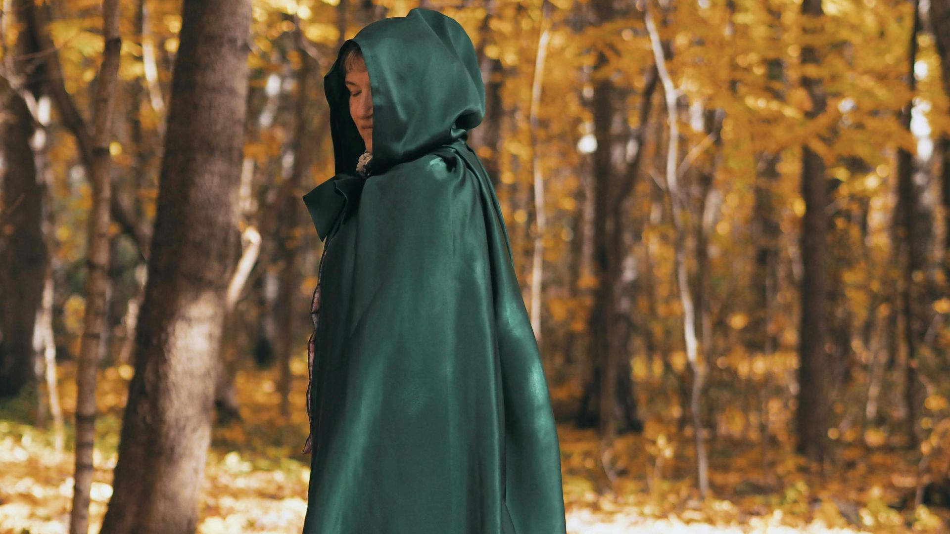 19. Portez une cape à capuche en brocart ivoire