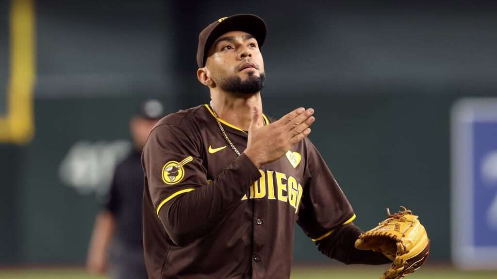 Robert Suarez signs with Atlanta