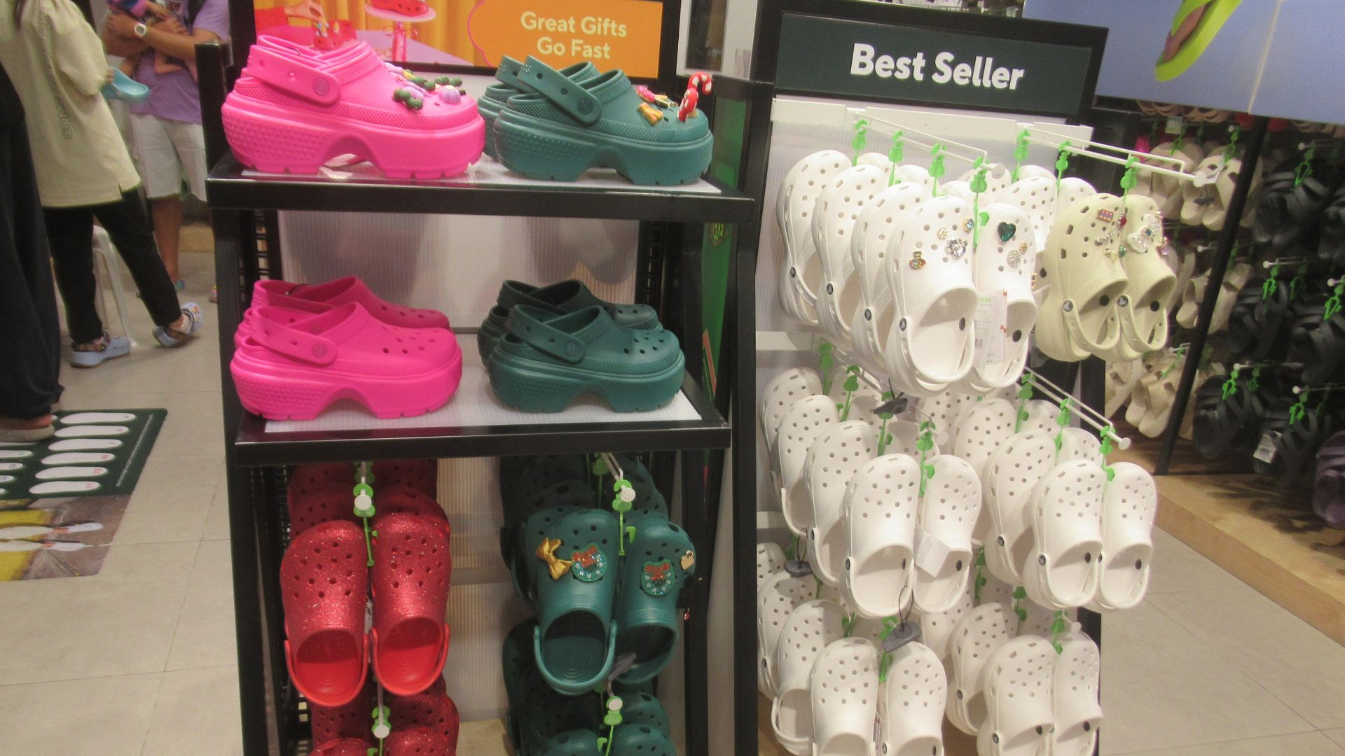 6. Crocs a vendu plus de 600 millions de paires dans le monde entier.