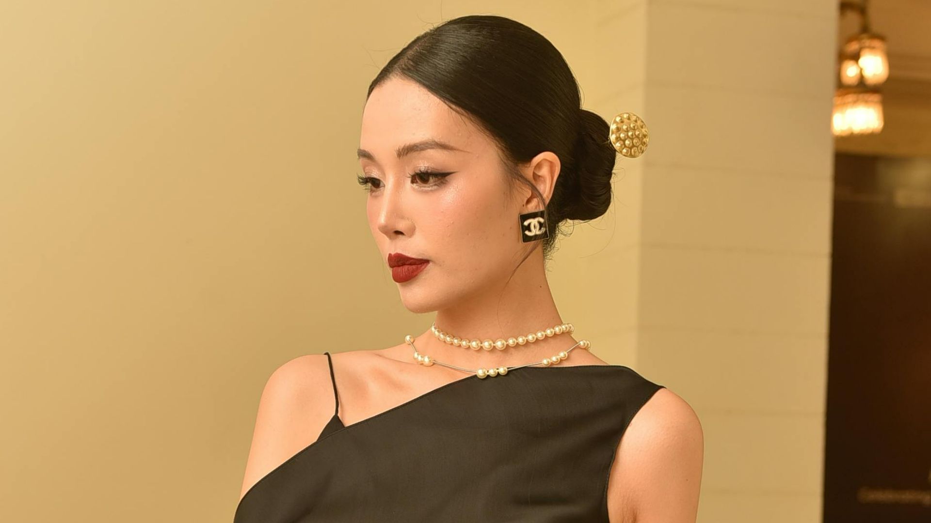 1. Robe en soie avec bijoux superposés