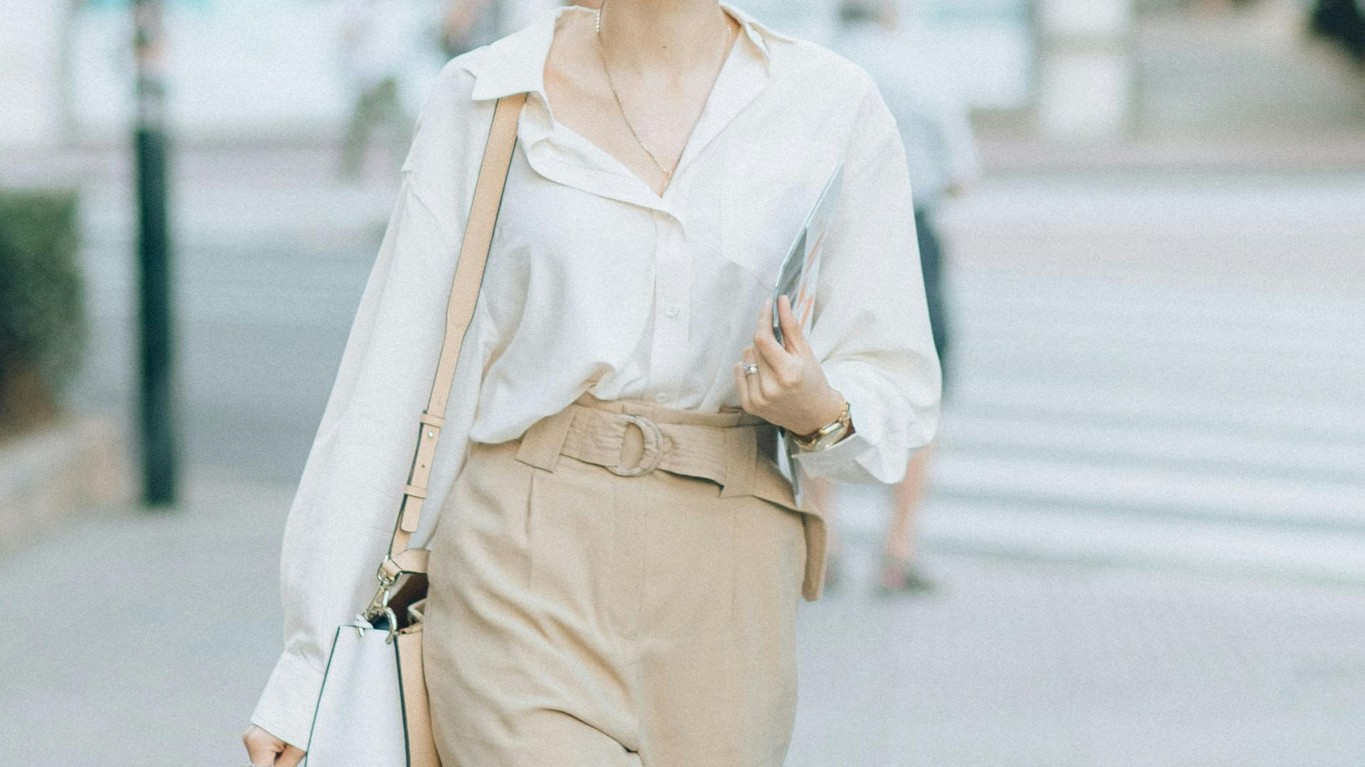 2. Chemisier en soie avec pantalon ajusté