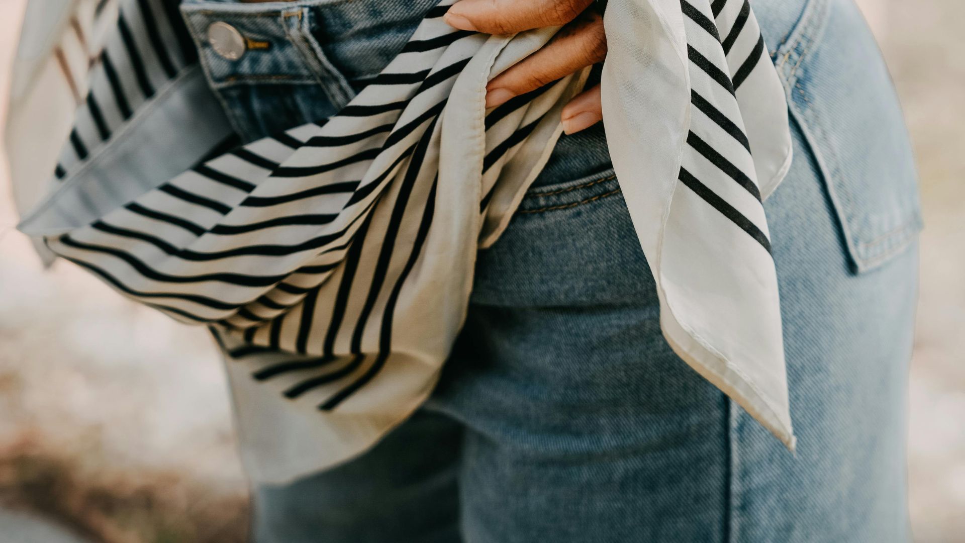 3. Le foulard en soie comme ceinture tendance