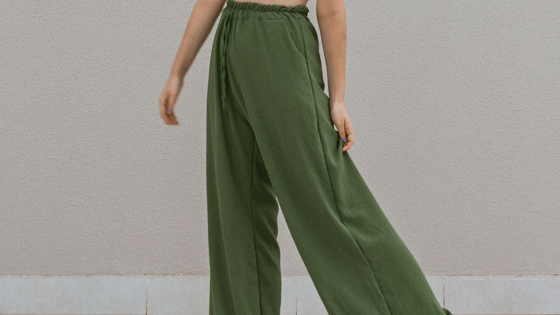 5. Pantalon palazzo en soie avec haut monochrome