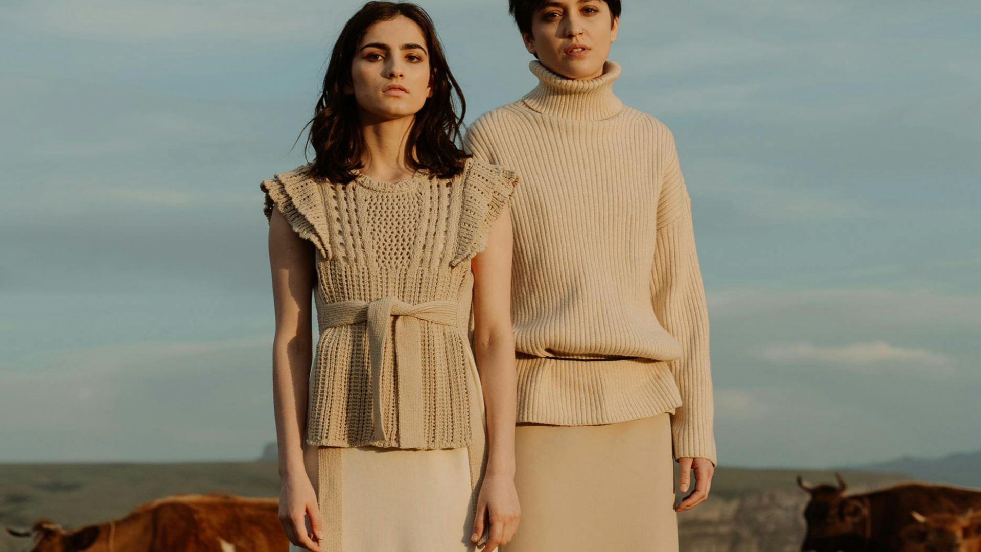 6. Jupe longue en soie avec pull en maille épaisse