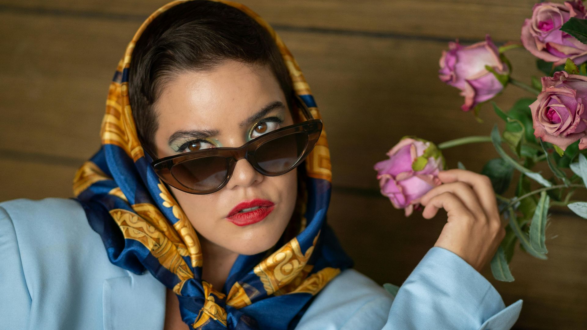 7. Foulard en soie avec lunettes de soleil oversize