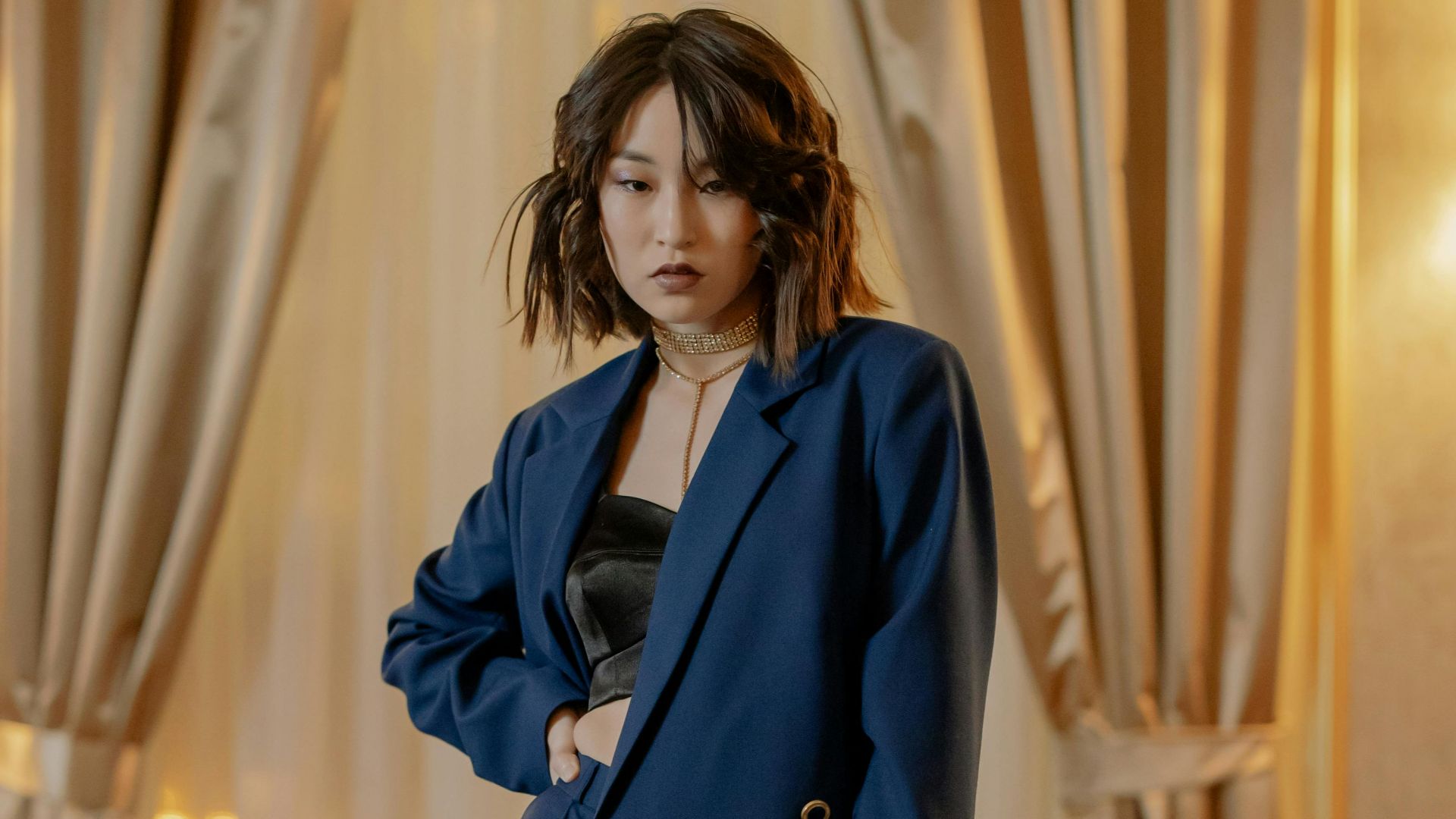 8. Blazer en soie sur mesure avec robe minimaliste