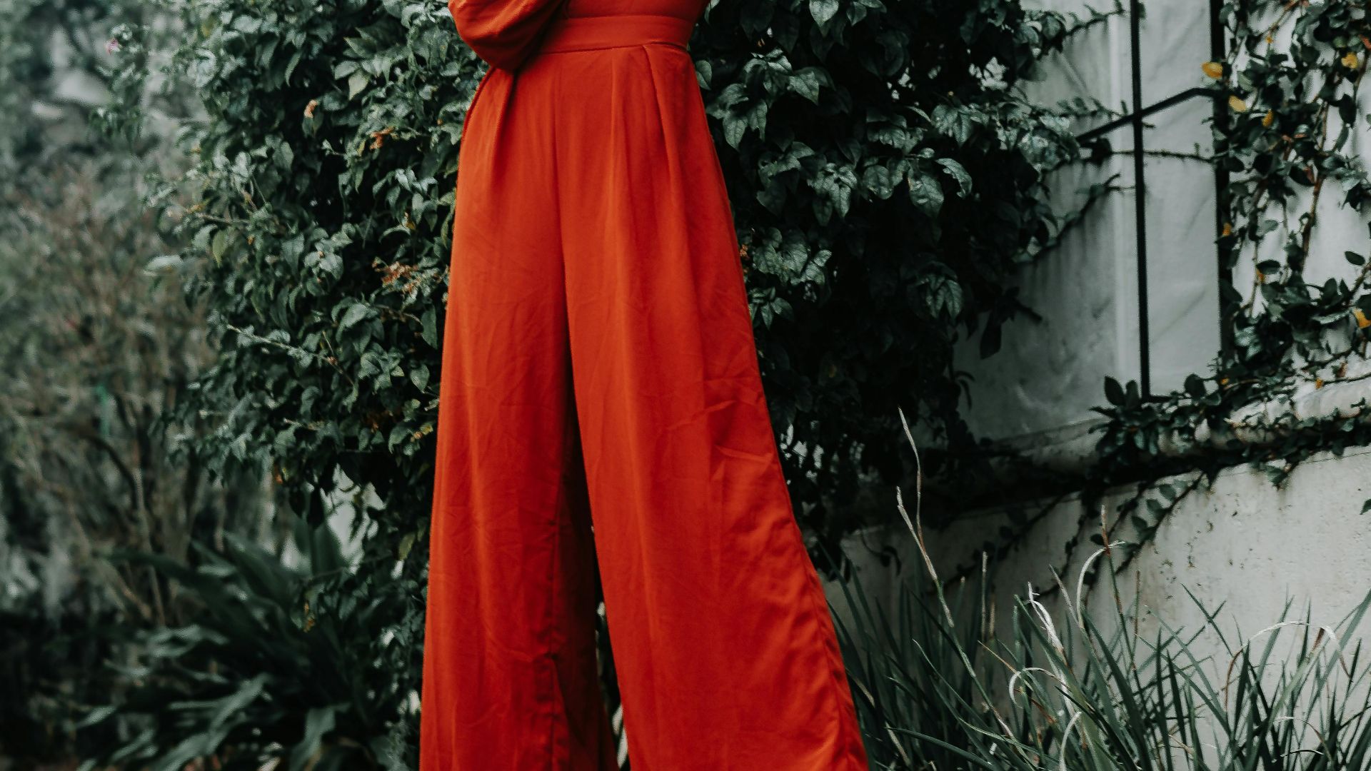 9. Combinaison en soie avec talons métalliques