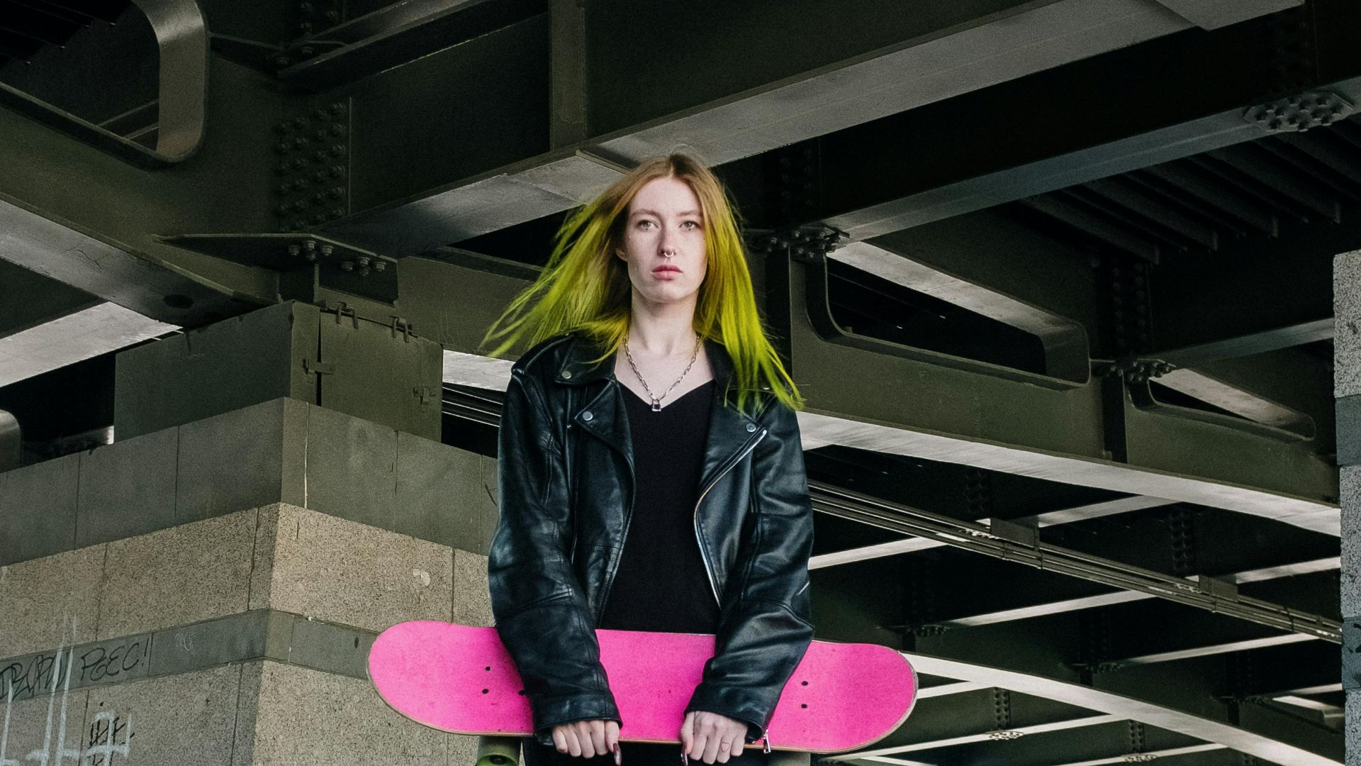 10. Caraco en soie sous une veste en cuir