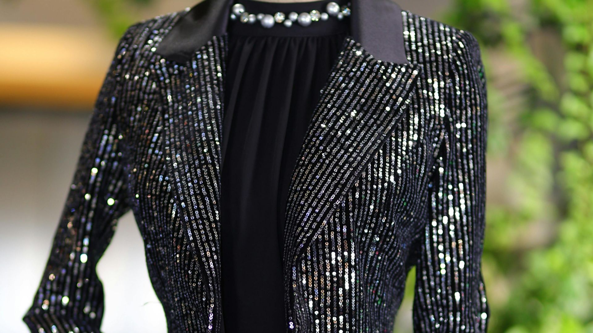 2. Associer la soie à des matières synthétiques brillantes qui détournent l'attention