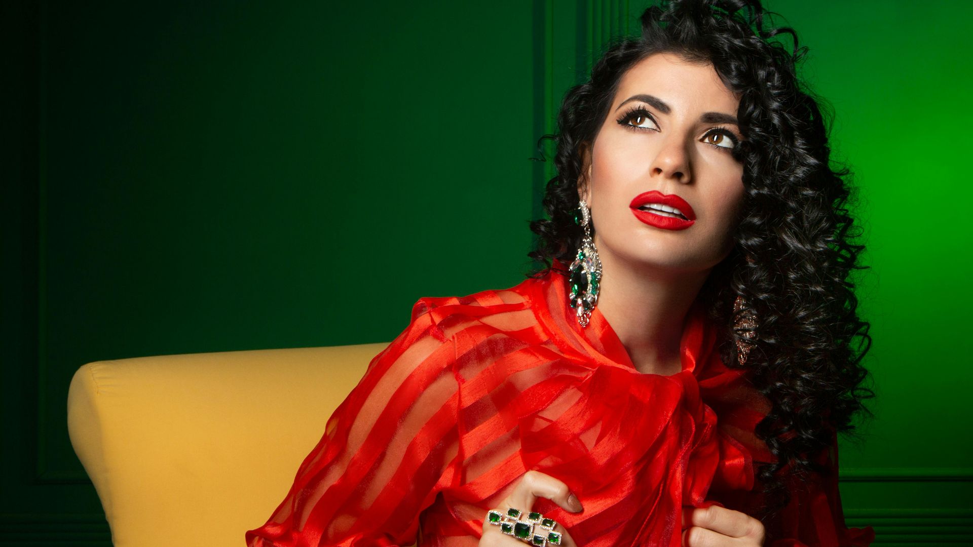 4. Surcharger la soie avec des bijoux lourds