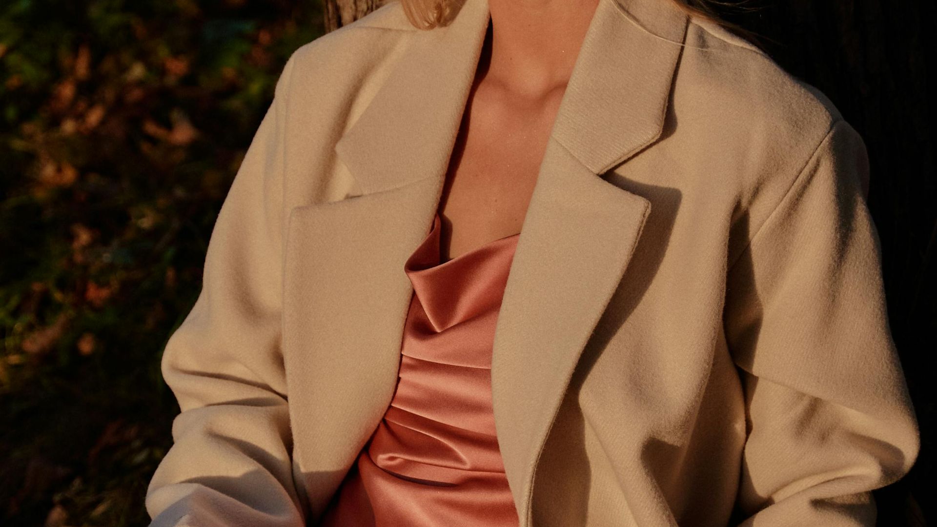 8. Mélanger la soie avec des textures rugueuses