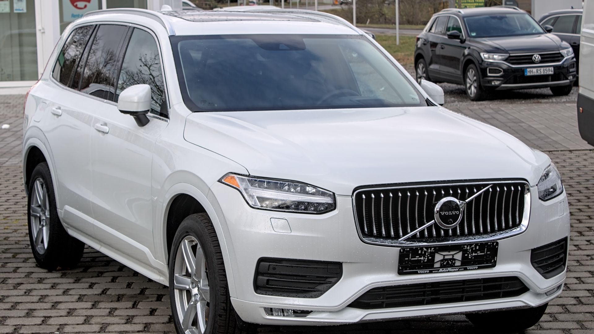 6. La Volvo XC90 poussée d'une falaise par un camion en fuite